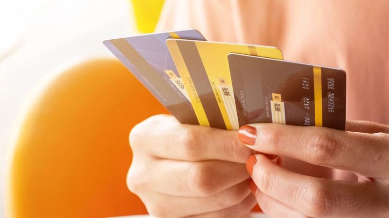 Tùy vào nhu cầu và khả năng tài chính để mở thẻ tín dụng bạn nhé!